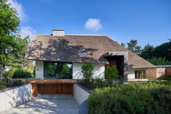 rietgedekte-villa-stucwerk-zwembad-1