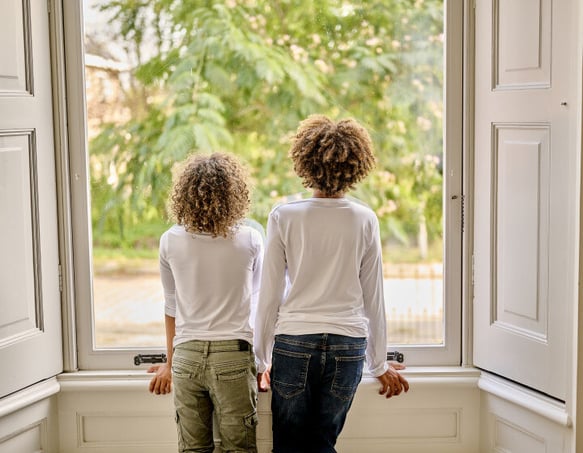 Kinderen in kozijn